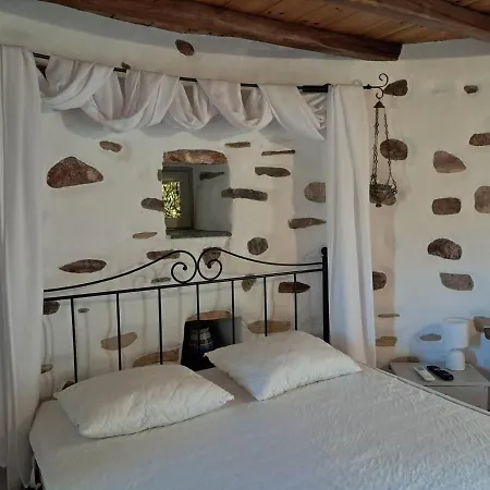 Paros Traditional Windmill In Lefkes Tatil Evi *